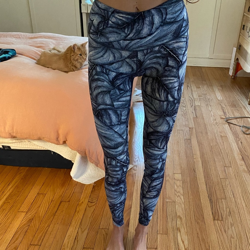 Lululemon Nulux Leaf Tight size 4 28”
